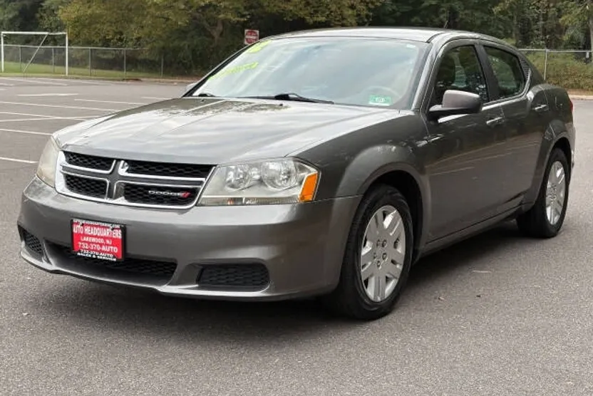 2013 Dodge Avenger SE photo 1