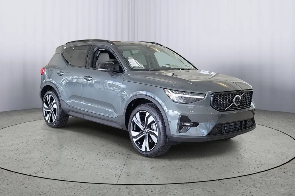 2026 Volvo XC40 Plus photo 1