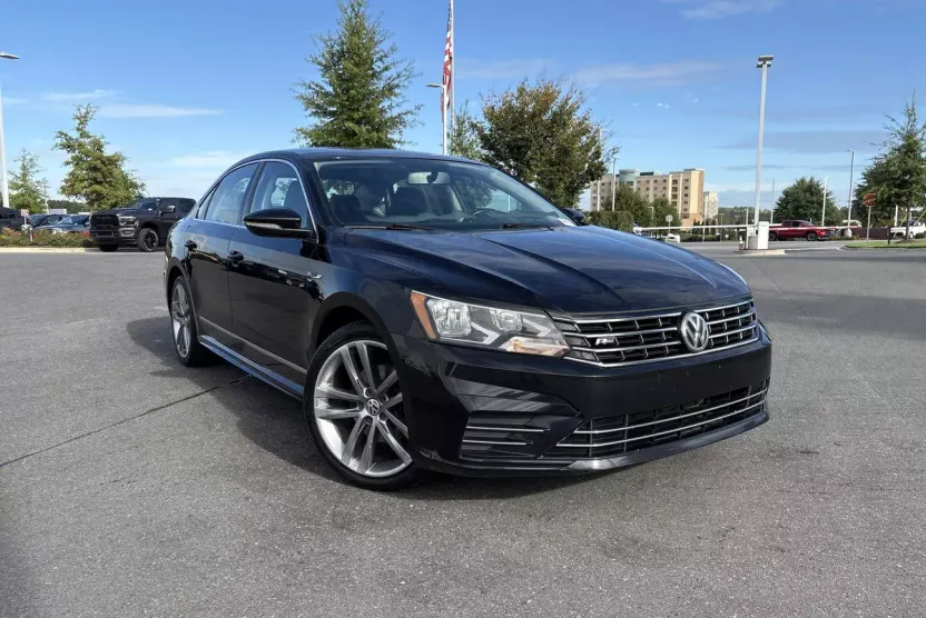 2017 Volkswagen Passat R-Line photo 1