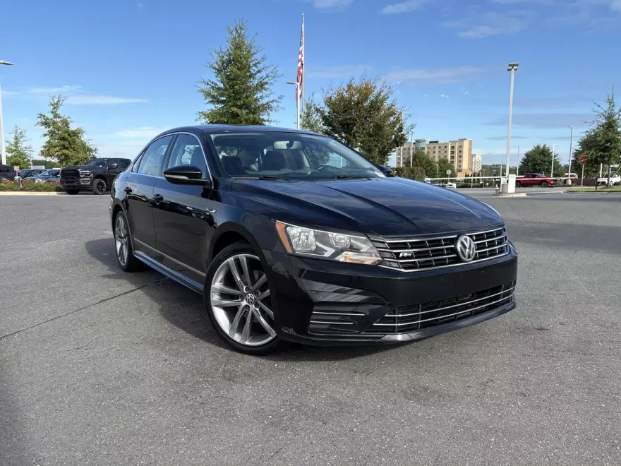2017 Volkswagen Passat R-Line photo 1