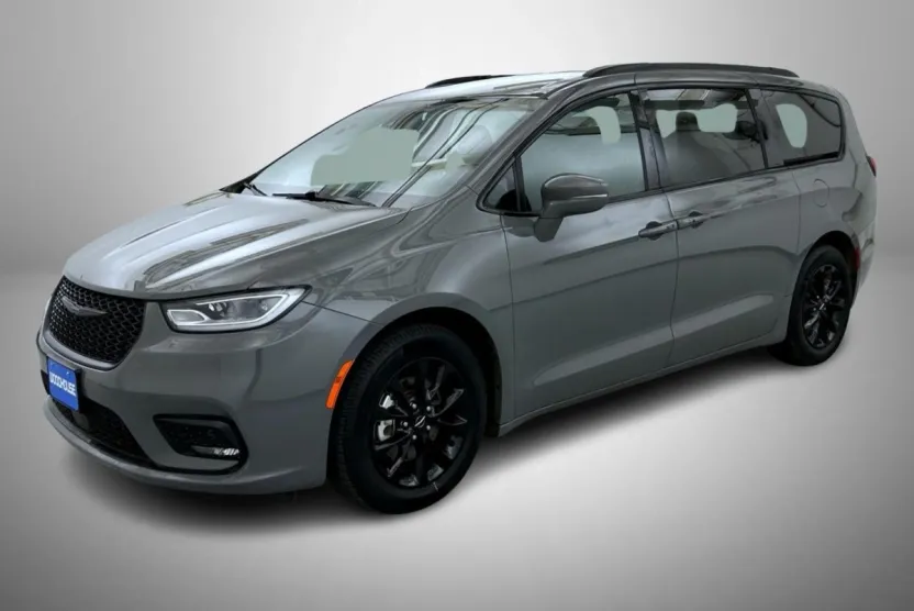 2021 Chrysler Pacifica Touring photo 1