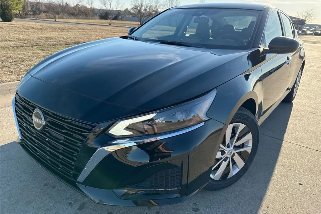 2025 Nissan Altima S photo 1