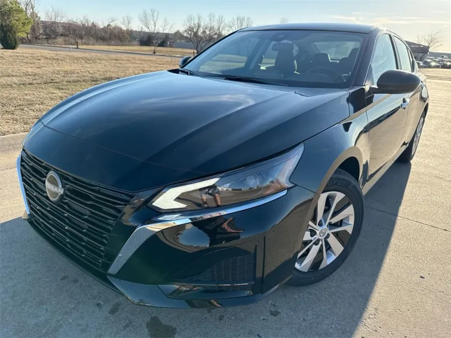 2025 Nissan Altima S photo 1