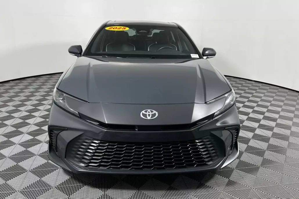 2025 Toyota Camry SE photo 1
