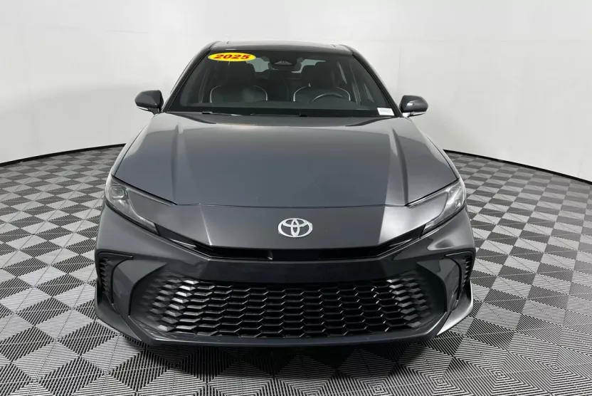 2025 Toyota Camry SE photo 1