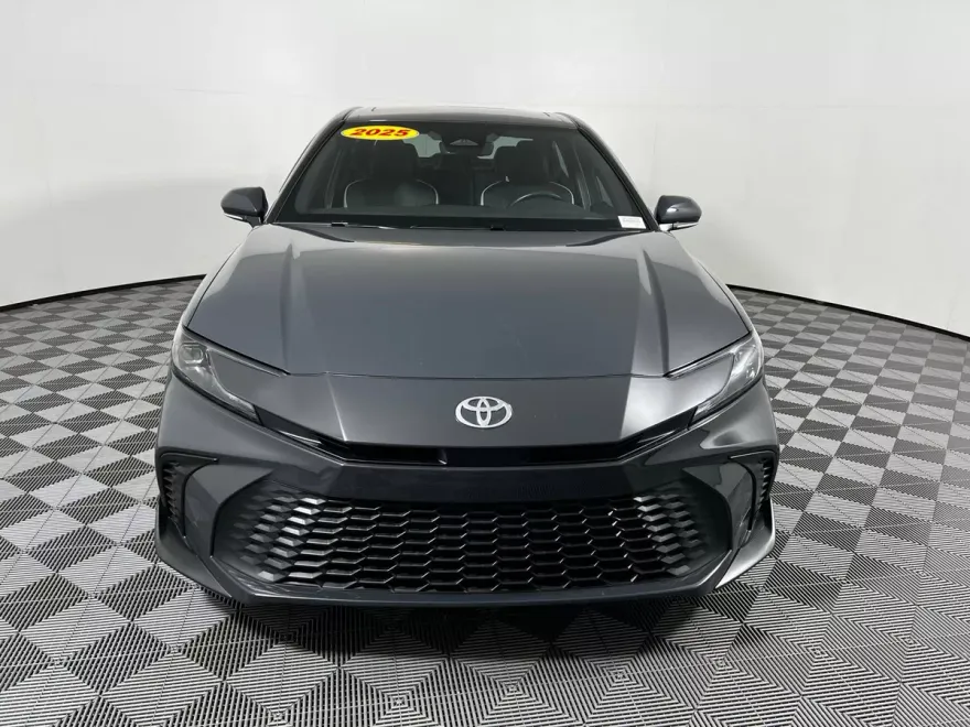 2025 Toyota Camry SE photo 1