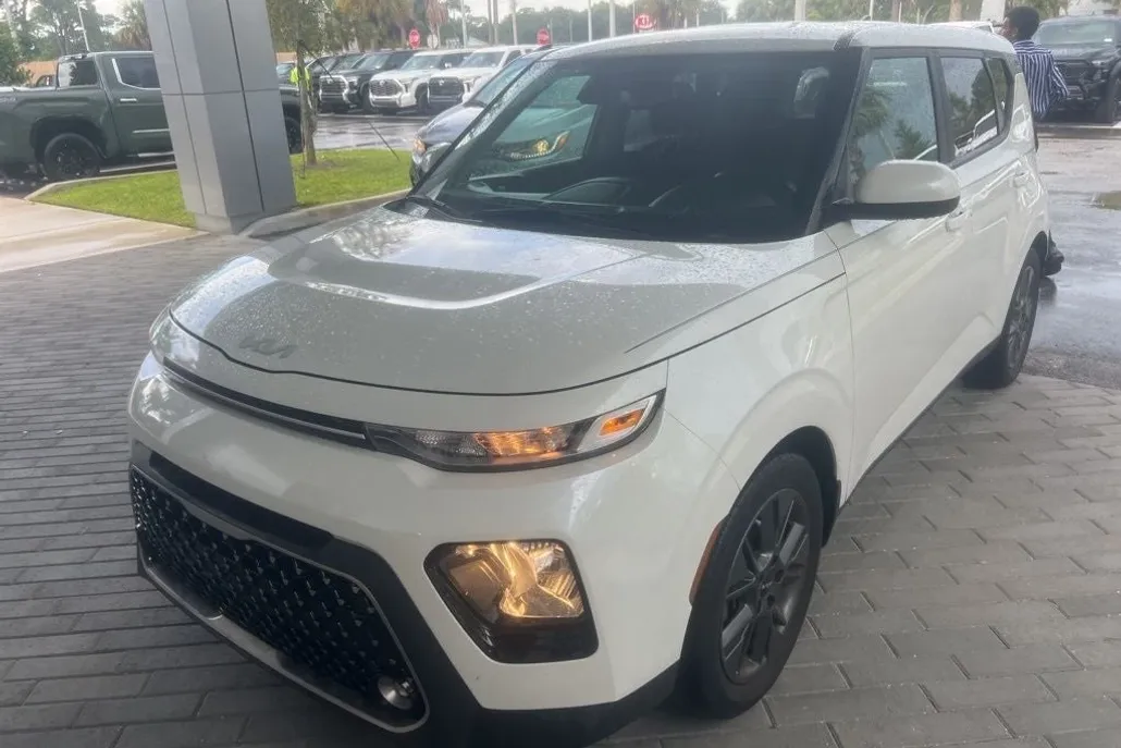 2022 Kia Soul EX photo 1