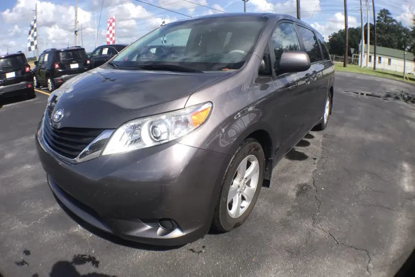 2014 Toyota Sienna LE photo 1
