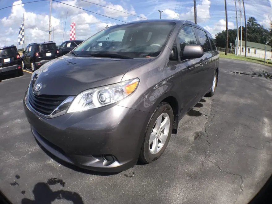 2014 Toyota Sienna LE photo 1