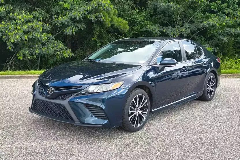 2019 Toyota Camry LE photo 1
