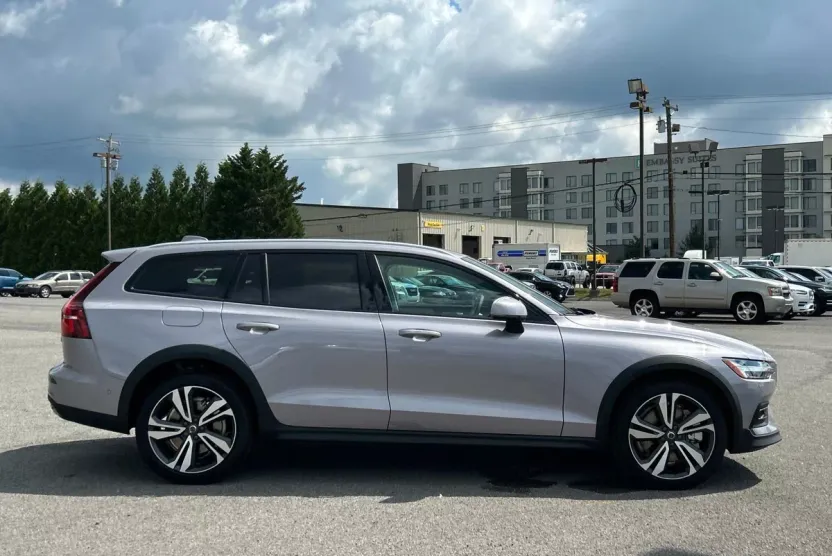2026 Volvo V60 Cross Country Plus B5 AWD photo 1