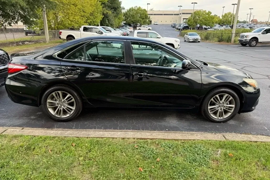 2017 Toyota Camry SE photo 1