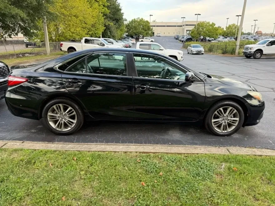 2017 Toyota Camry SE photo 1