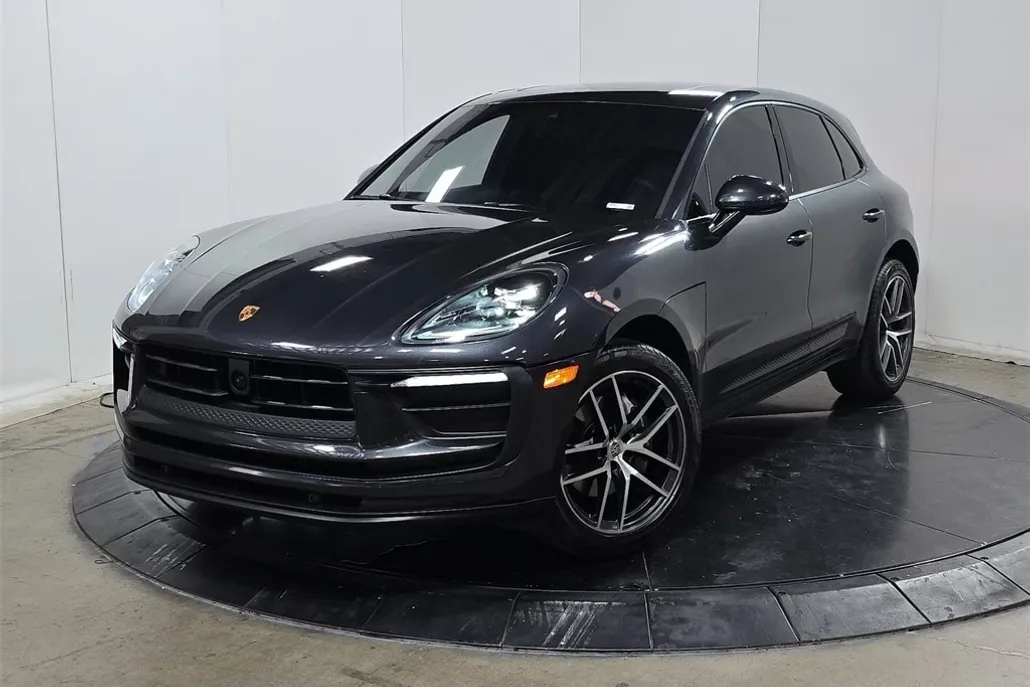 2023 Porsche Macan T photo 1