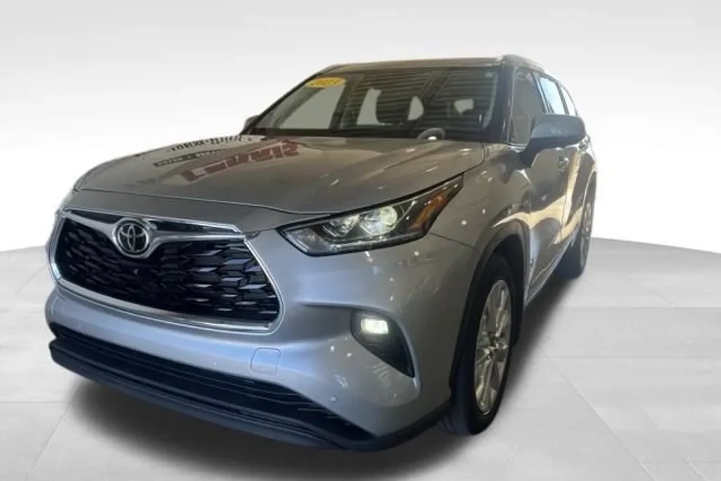 2023 Toyota Highlander L photo 1