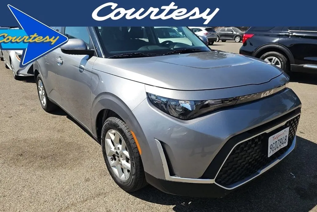 2023 Kia Soul LX photo 1