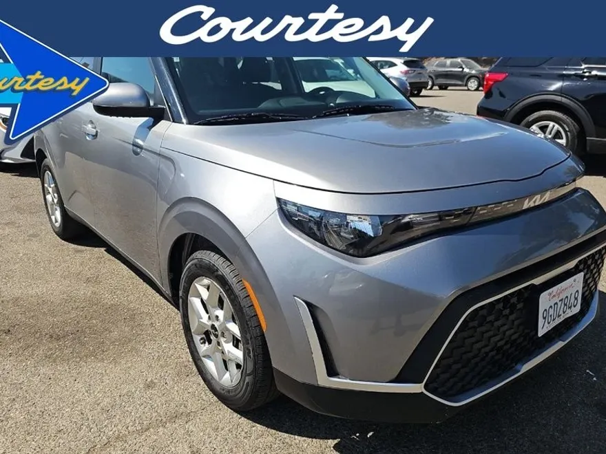 2023 Kia Soul LX photo 1