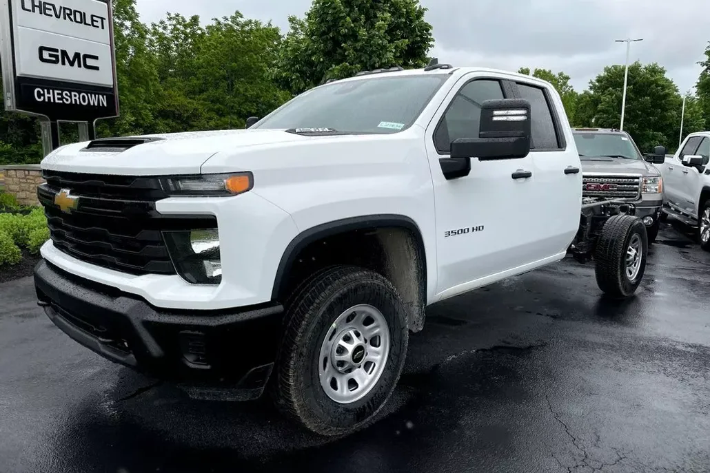 2025 Chevrolet Silverado 3500HD photo 1