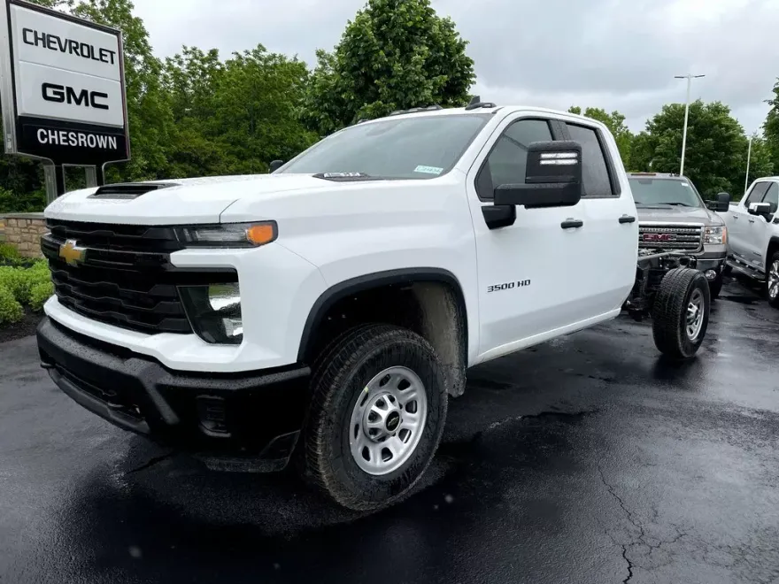 2025 Chevrolet Silverado 3500HD photo 1