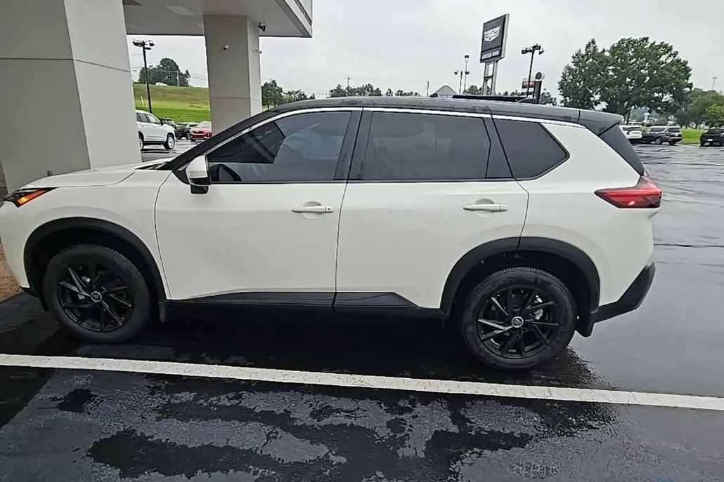 2023 Nissan Rogue SV photo 1