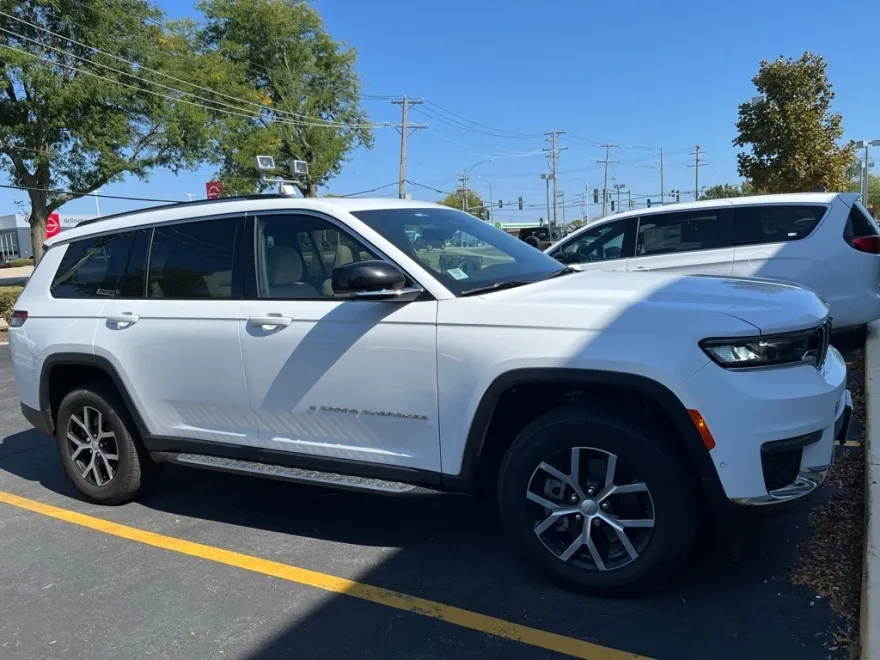 2023 Jeep Grand Cherokee Limited photo 1