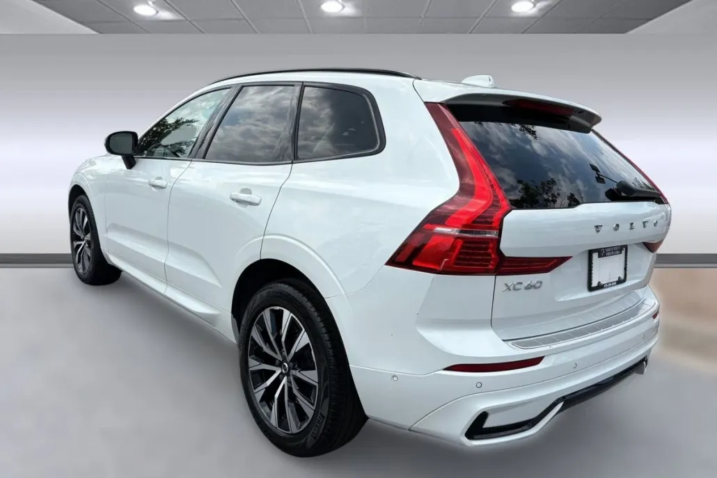 2023 Volvo XC60 B5 Plus photo 1