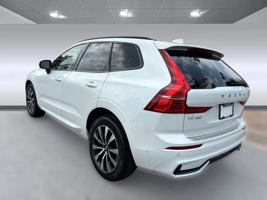 2023 Volvo XC60 B5 Plus photo 1