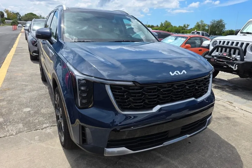 2025 Kia Sorento EX photo 1