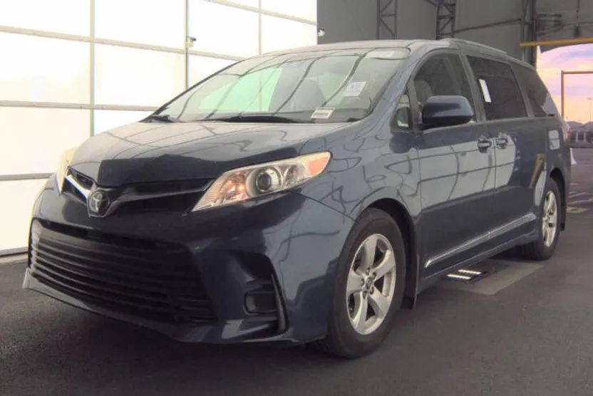 2018 Toyota Sienna LE photo 1