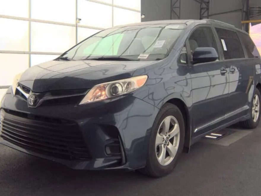 2018 Toyota Sienna LE photo 1