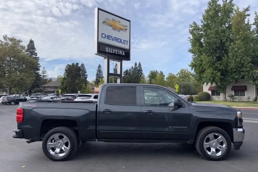 2017 Chevrolet Silverado 1500 LT photo 1