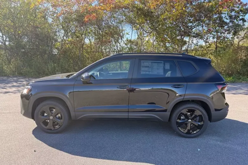 2025 Volkswagen Taos SE photo 1