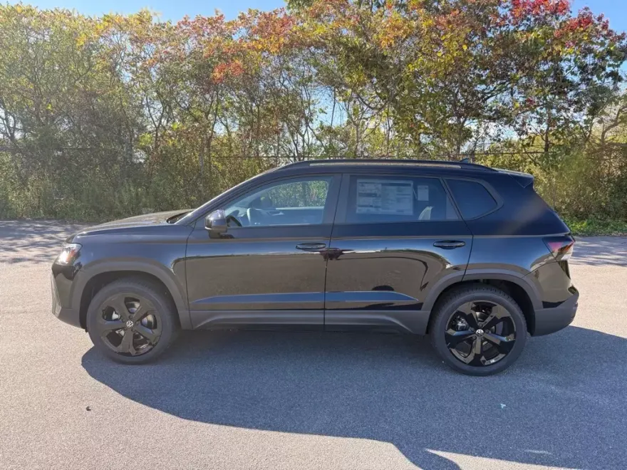 2025 Volkswagen Taos SE photo 1