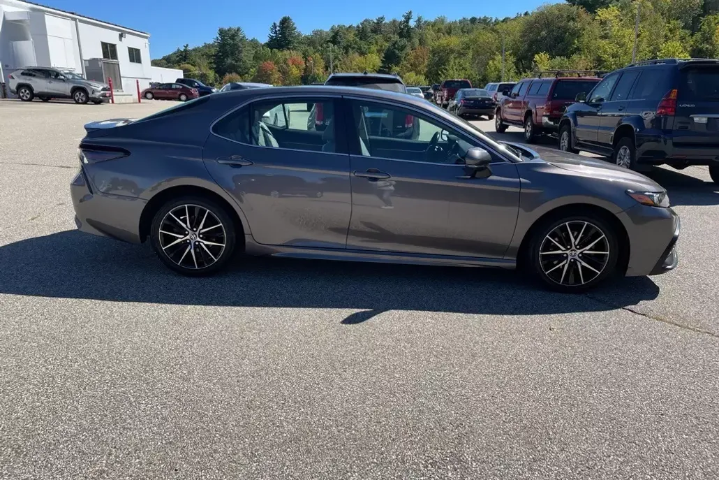 2022 Toyota Camry SE photo 1