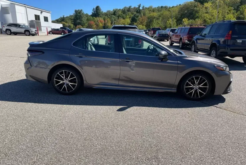2022 Toyota Camry SE photo 1