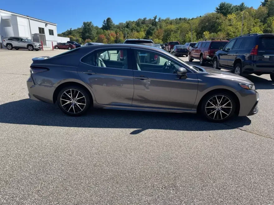 2022 Toyota Camry SE photo 1