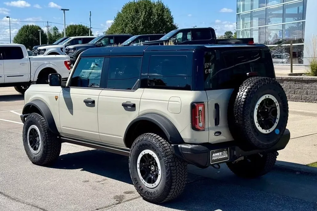 2025 Ford Bronco Badlands photo 1