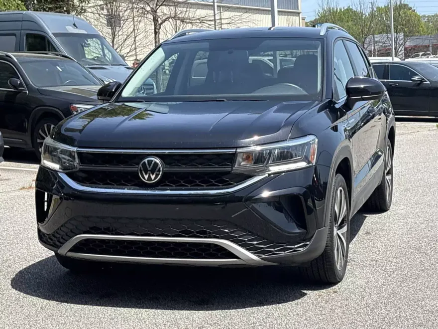 2022 Volkswagen Taos SE photo 1