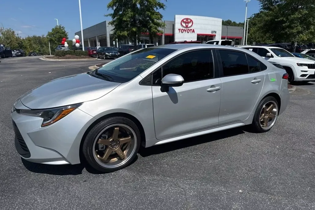 2025 Toyota Corolla LE photo 1