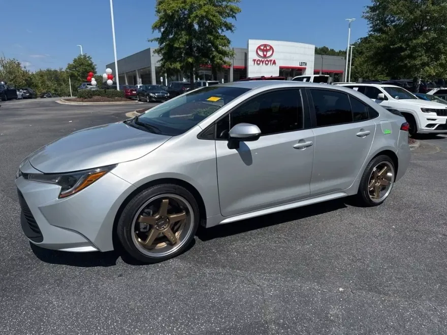 2025 Toyota Corolla LE photo 1