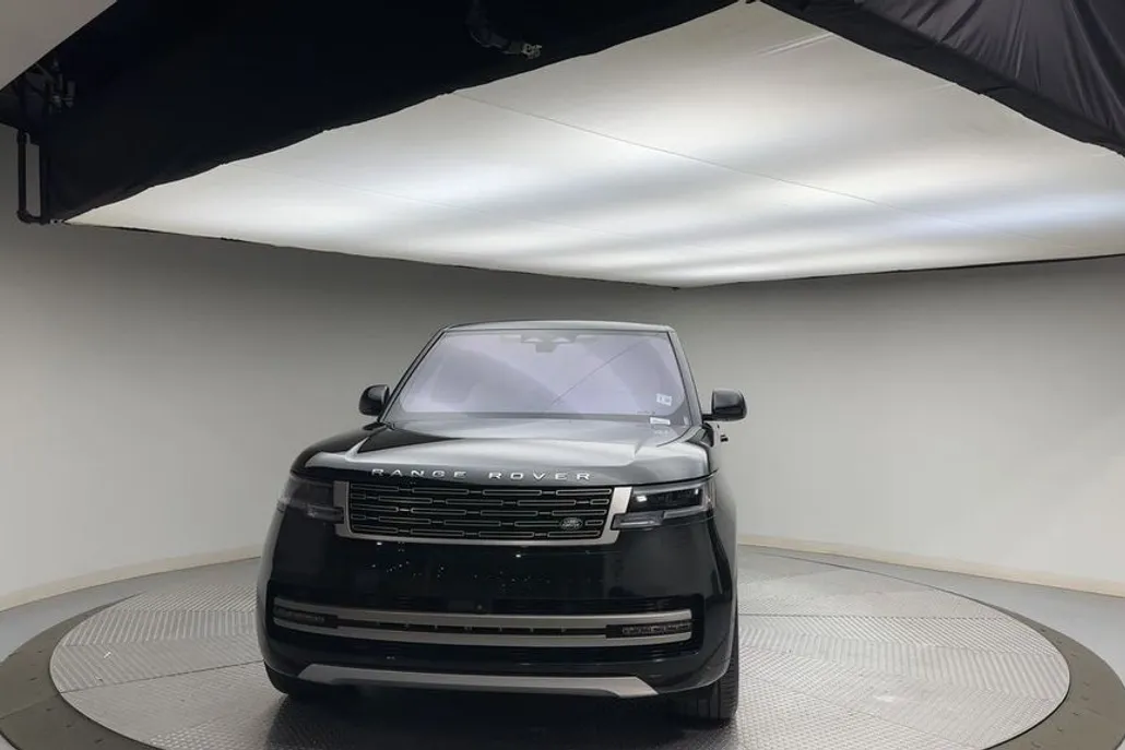 2023 Land Rover Range Rover SE photo 1