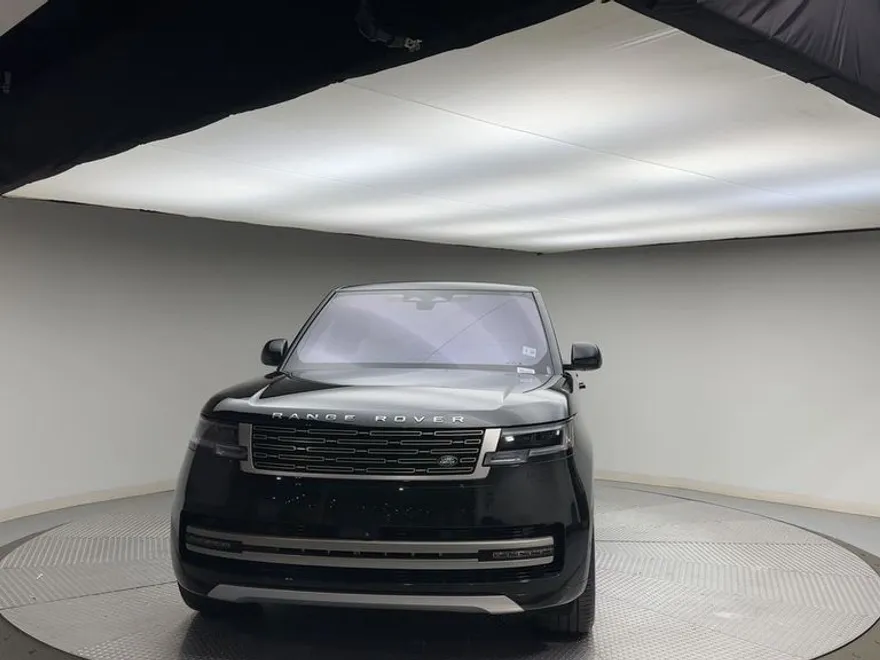 2023 Land Rover Range Rover SE photo 1