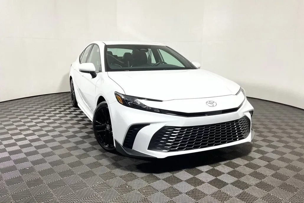 2025 Toyota Camry SE photo 1