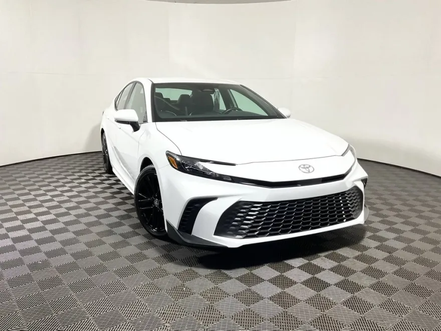 2025 Toyota Camry SE photo 1