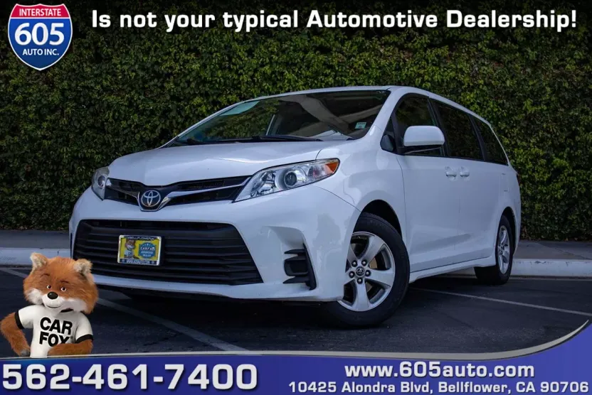 2019 Toyota Sienna LE photo 1