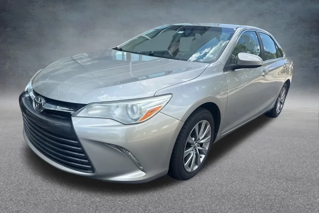 2016 Toyota Camry XLE photo 1