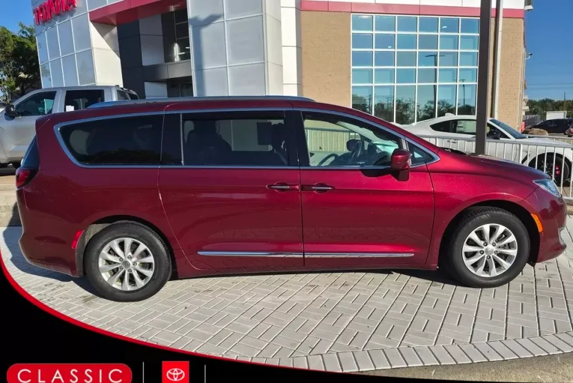2019 Chrysler Pacifica Touring L photo 1