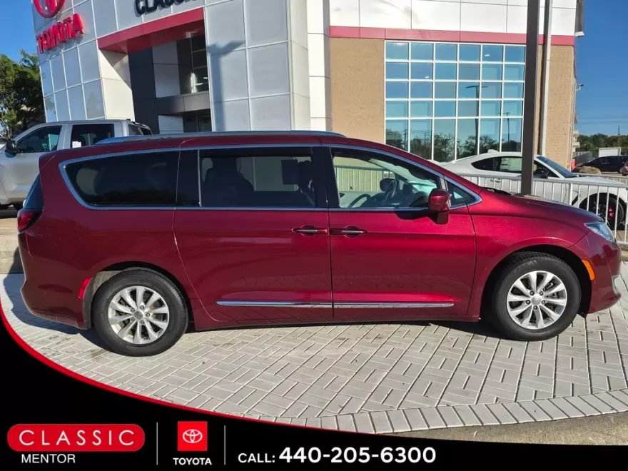 2019 Chrysler Pacifica Touring L photo 1