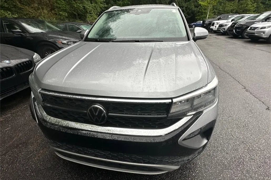 2022 Volkswagen Taos SE photo 1