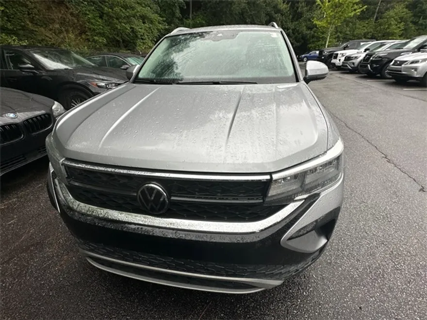 2022 Volkswagen Taos SE photo 1